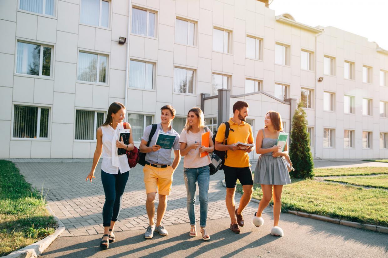 Cum să faci bani pe perioada studenției fară să iți neglijezi facultatea?