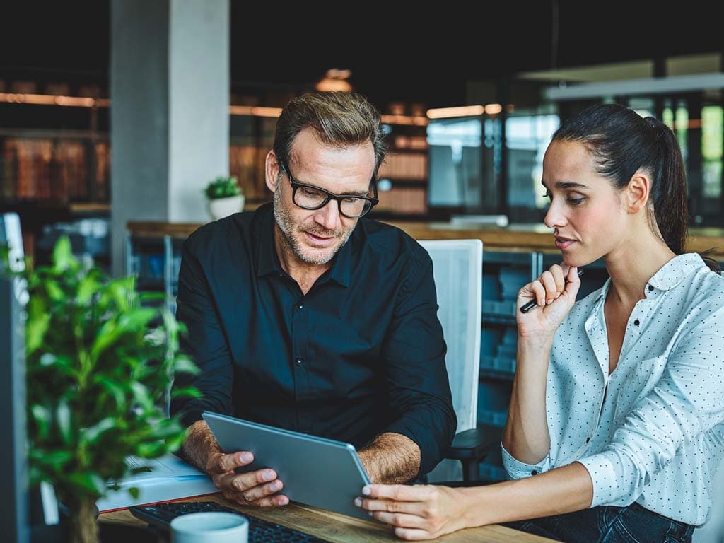 Un spectacol uimitor al aurorei boreale umple cerul cu lumini ondulate în nuanțe de verde și violet